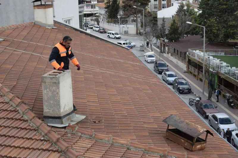 Şiddetli rüzgar nedeniyle yerinden çıkan baca şapkası korkuya sebep oldu
