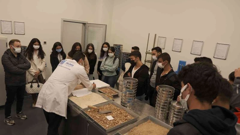 Üniversiteliler yapı malzemeleri laboratuvarını gezdi
