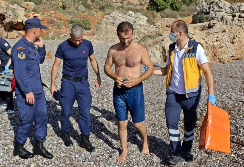 Dev dalgalarda deniz keyfi az daha canından ediyordu
