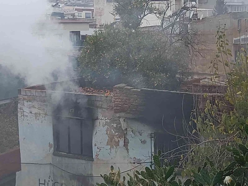 İtfaiye ekipleri çöp evdeki yangına oksijen tüpü ile müdahale edebildi
