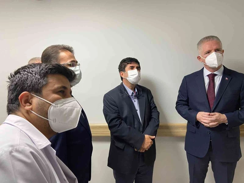 Vali Gül, dövülen bebeği ziyaret etti
