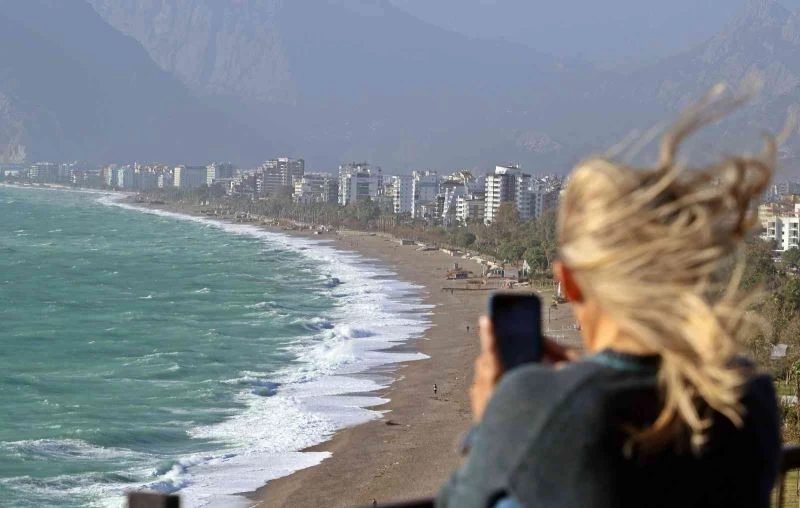 Fırtına uyarısını duyan, eşsiz manzara için sahile koştu
