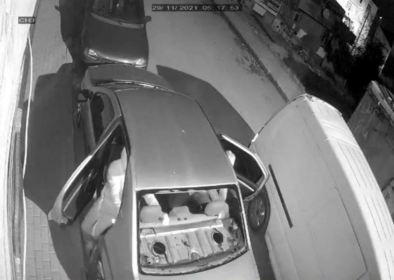 Avcılar’da otomobilin arka camı kırıp müzik setini böyle çaldılar
