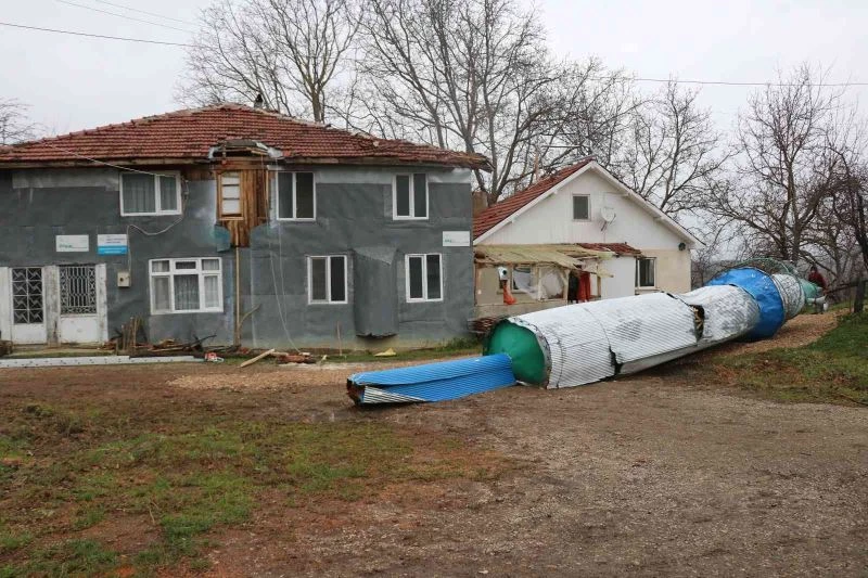 Kuvvetli rüzgar minareyi devirdi, çatıları uçurdu
