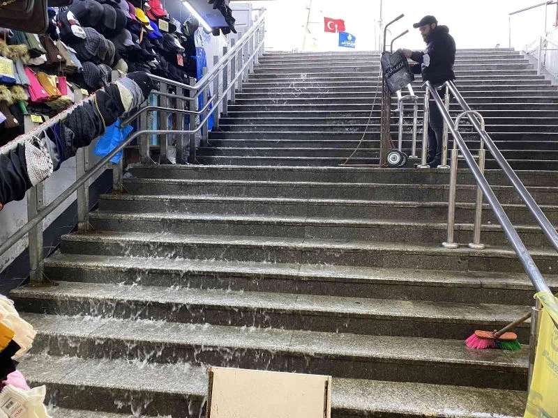 Eminönü alt geçidin lodosla imtihanı
