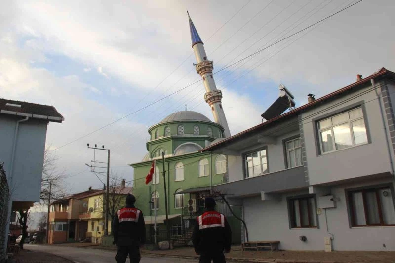 Caminin minaresi fırtınaya dayanamadı
