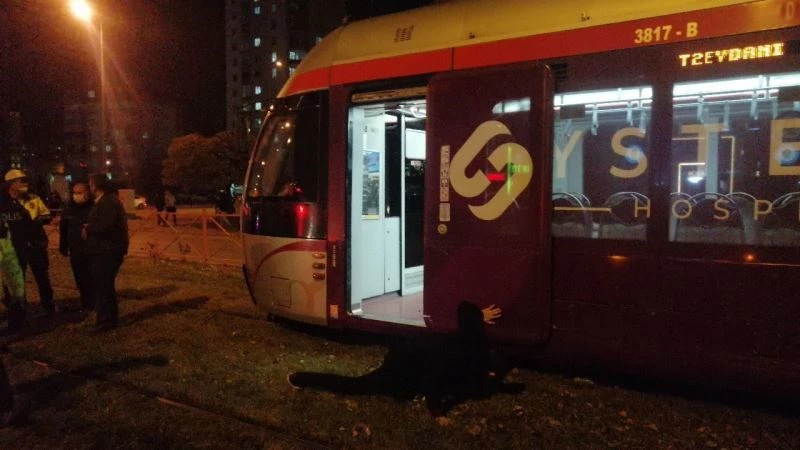 Tramvayın altında can pazarı
