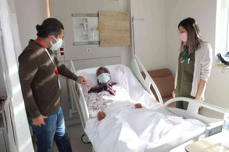 Karın ağrısı şikayetiyle hastaneye gitti, karnından 5 kilo 120 gramlık kist çıkarıldı
