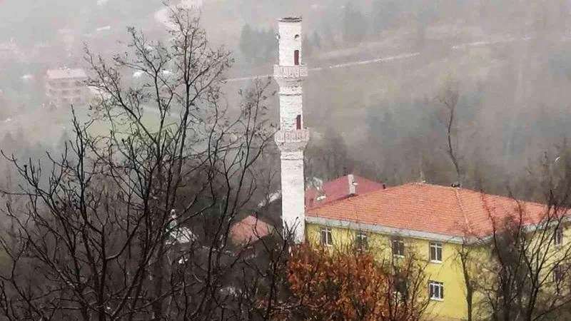 Cami minaresi fırtınaya dayanamadı
