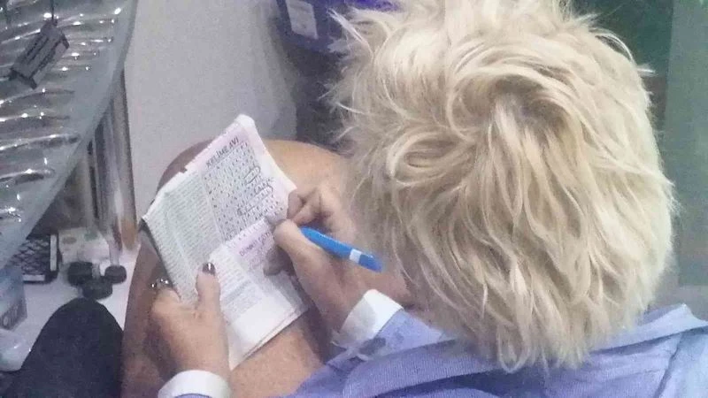 Çöp kutularını devirdi, şişeleri araçların üzerine attı, yaptıklarına kimse anlam veremedi
