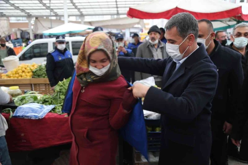 Başkan Şimşek’ten pazarcı esnafına iş gömleği
