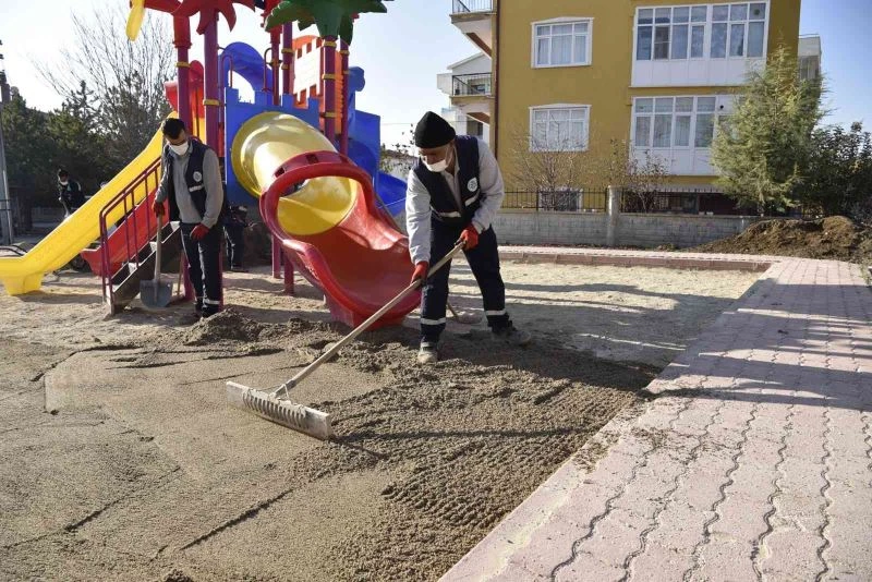 Selçuklu’da 71 çocuk parkının kumu değişti
