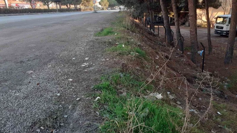 İlçe halkını çileden çıkartan yol kenarındaki çöpler temizlendi
