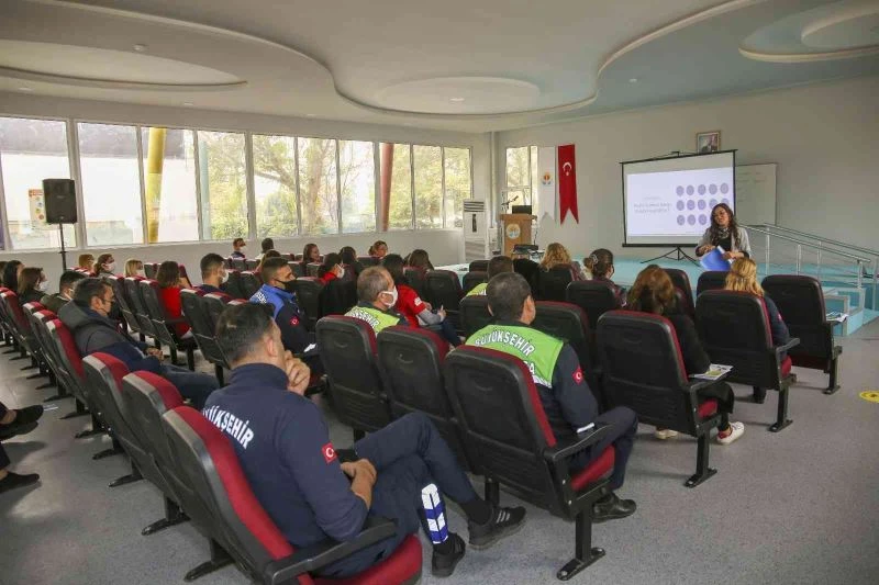 Büyükşehir, kadına şiddete karşı kendi personelini eğitiyor
