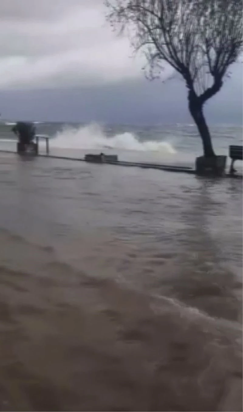 Kurşunlu’da sahil şeridi denizle birleşti
