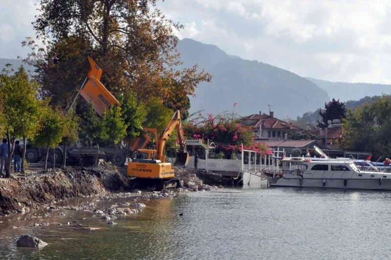 Dünyanın önemli doğal miraslarından biri olan Dalyan Kanalları’na kamyonlarla kum ve taş dökülüyor
