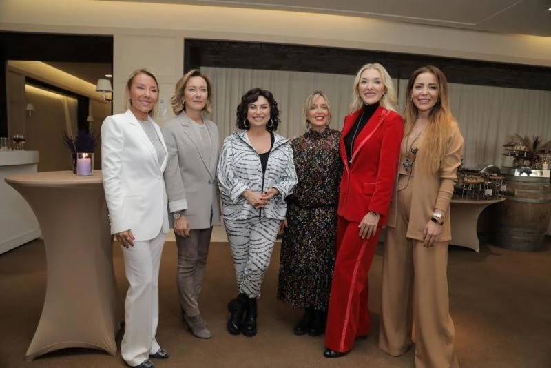 Ünlü kadınlar spa merkezi açılışında bir araya geldi
