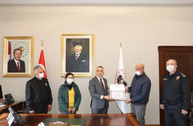 Yaptığı manevra ile kazayı önleyen tır sürücüsüne teşekkür belgesi
