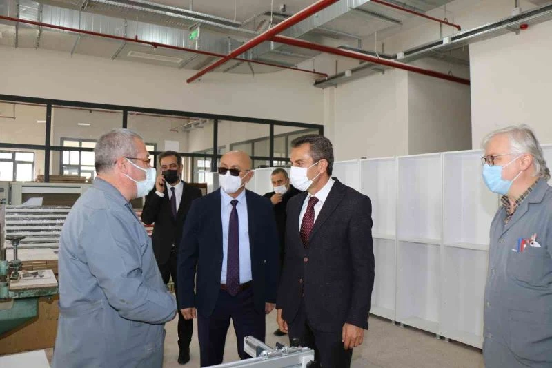 Meslek lisesi öğrencileri kütüphane mobilyası  üretiyor
