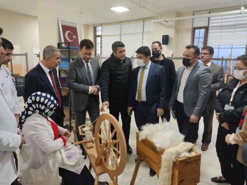 Kaymakam Tunç, şal-şepik atölyesini gezdi
