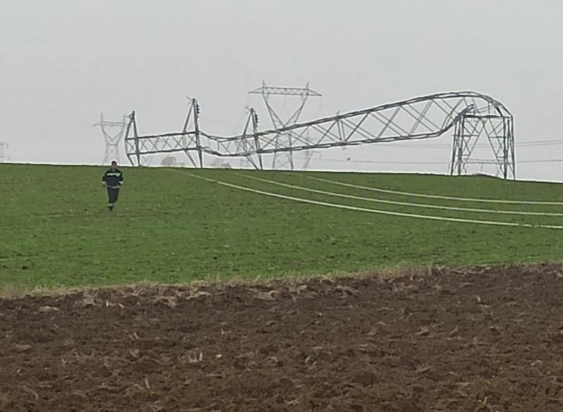 Tekirdağ’da fırtına elektrik direklerini devirdi
