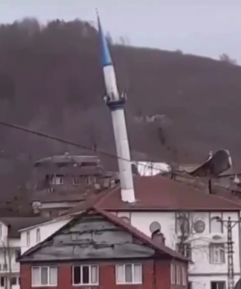 Fırtına da minare beşik gibi sallandı
