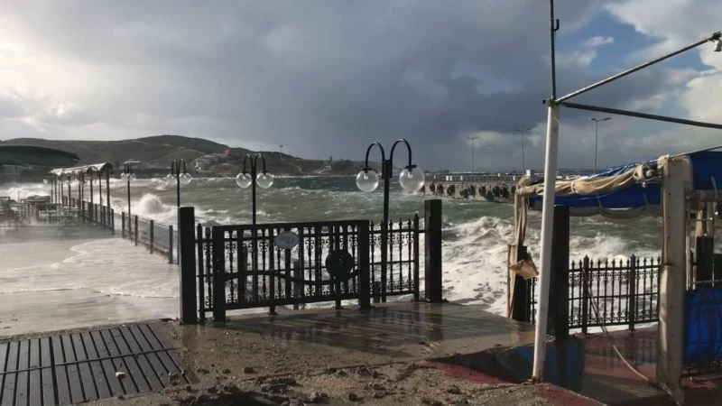 Marmara ve Avşa adalarına gemi seferine fırtına engeli

