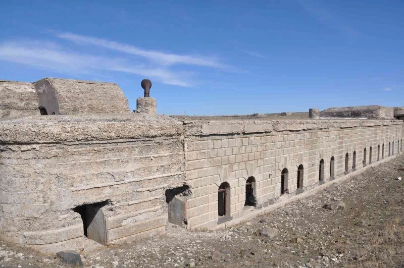 Kars’ta 271 yıllık tabya yok oluyor
