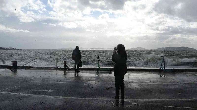 Caddebostan Sahili’nde dalgalar metrelerce yükseldi, vatandaş selfie için sahile koştu
