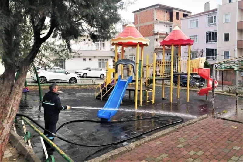 Belediyeden salgın tedbiri: Çocuk parkları dezenfekte ediliyor