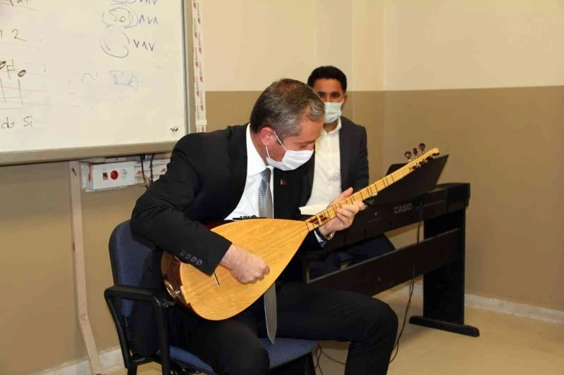 Ağrı Milli Eğitim Müdürü Kökrek, enstrüman kurslarını ziyaret etti
