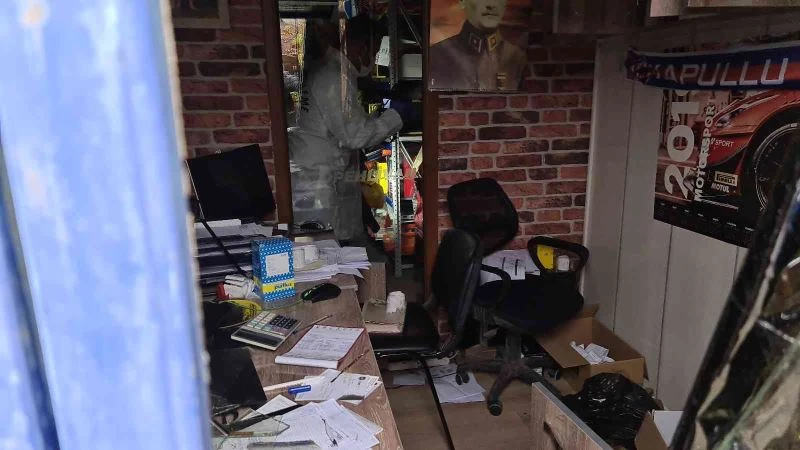 İnatçı hırsızlar demir kapıyı kırmak için dakikalarca uğraştı
