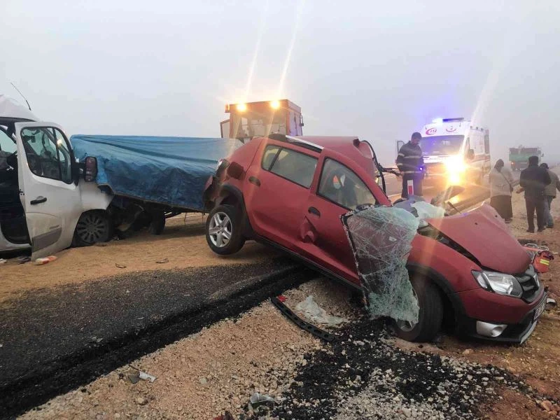 Yoğun sis kazaya neden oldu, okul servisiyle 2 otomobil çarpıştı: 1 ölü, 8 yaralı
