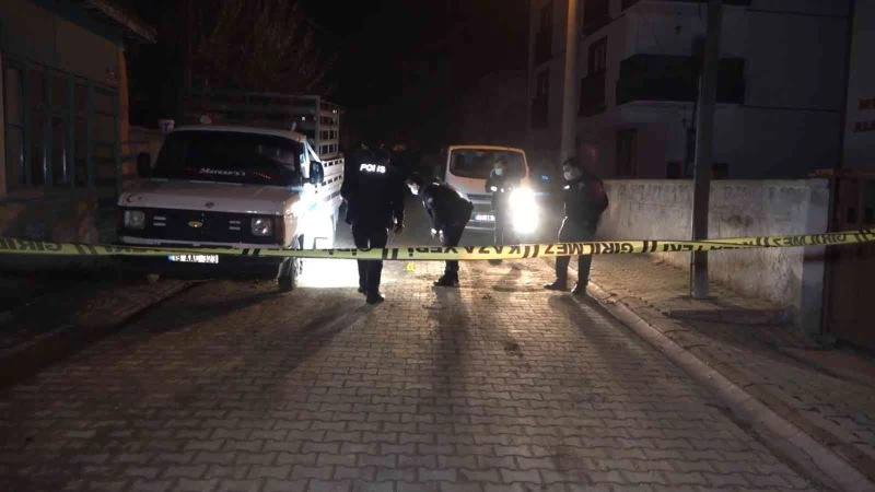 Kavga ettiği amcasını sokak ortasında tabancayla vurdu
