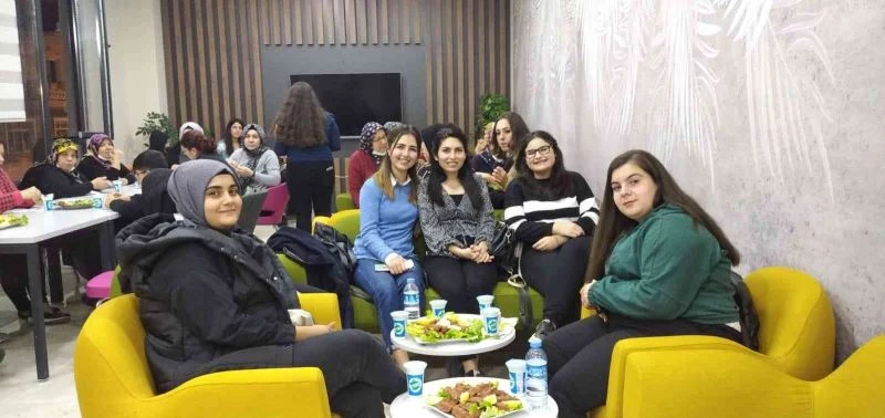 Kadınlar yorgunluklarını çiğköfte etkinliği ile attılar
