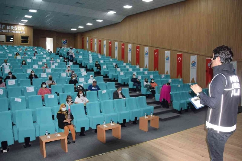 Sağlık çalışanlarına ve öğrenci velilerine yönelik uyuşturucu bilgilendirmesi yapıldı