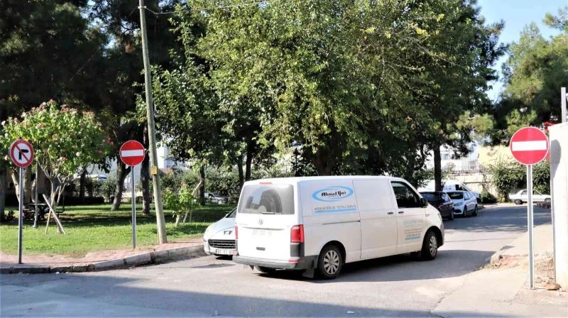 Antalya’da sürücülerin yasak yol inadı, diğer sürücüleri isyan ettirdi
