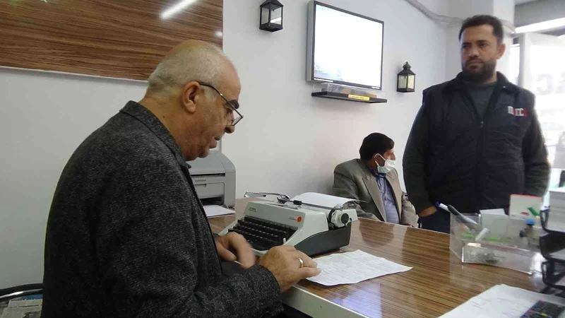 41 yıldır teknolojiye teslim etmediği daktiloyla vatandaşa hizmet veriyor
