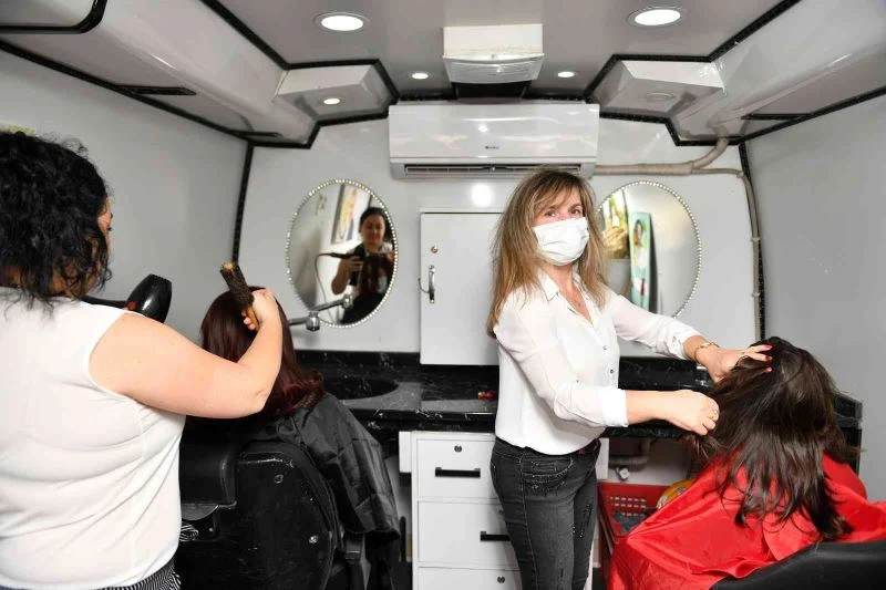 Gönüllü kuaförlerden saç kesim ve tasarım etkinliği
