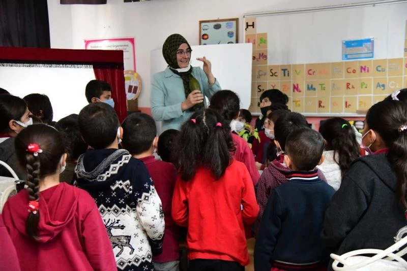 Mamaklı öğrencilere gölge gösterisi ile tohum eğitimi
