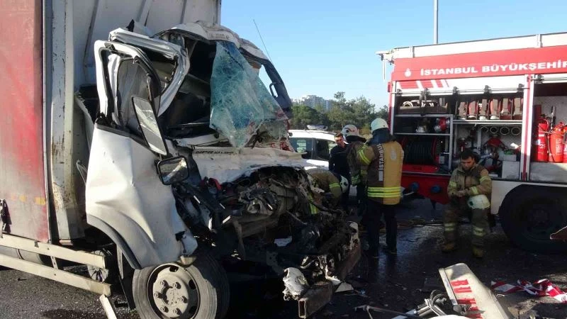 Çekmeköy’de emniyet şeridinde geri gelen tıra kamyonet çarptı: 1 yaralı
