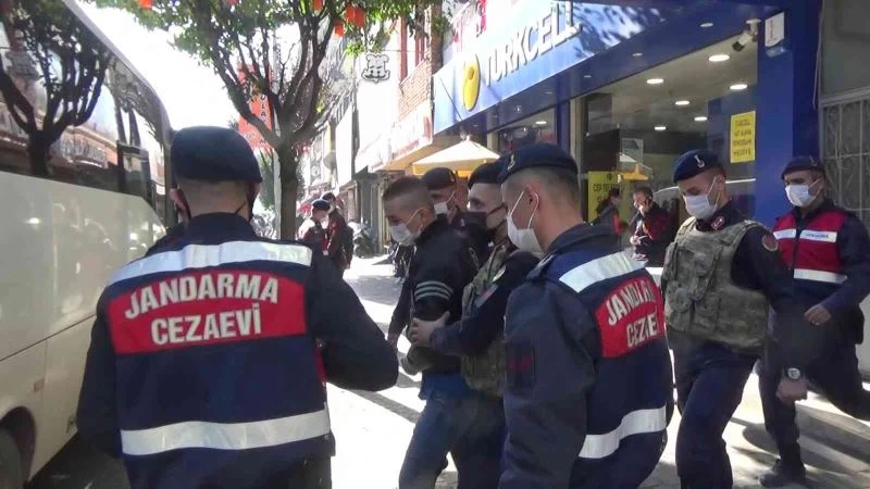 Katil zanlısı cinayeti nasıl işlediğini canlandırarak anlattı
