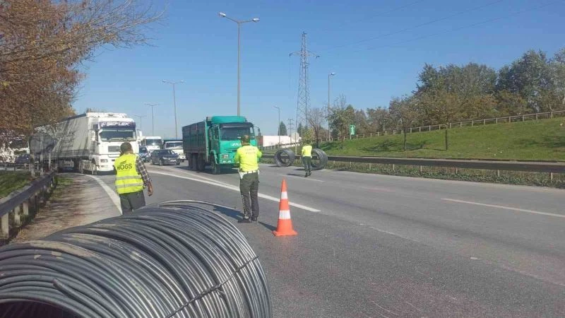 Seyir halindeyken dorsesinden düşen borular trafiği tehlikeye attı
