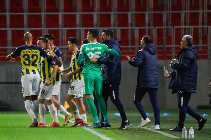 UEFA Avrupa Ligi: Royal Antwerp: 0 - Fenerbahçe: 3 (İlk yarı)
