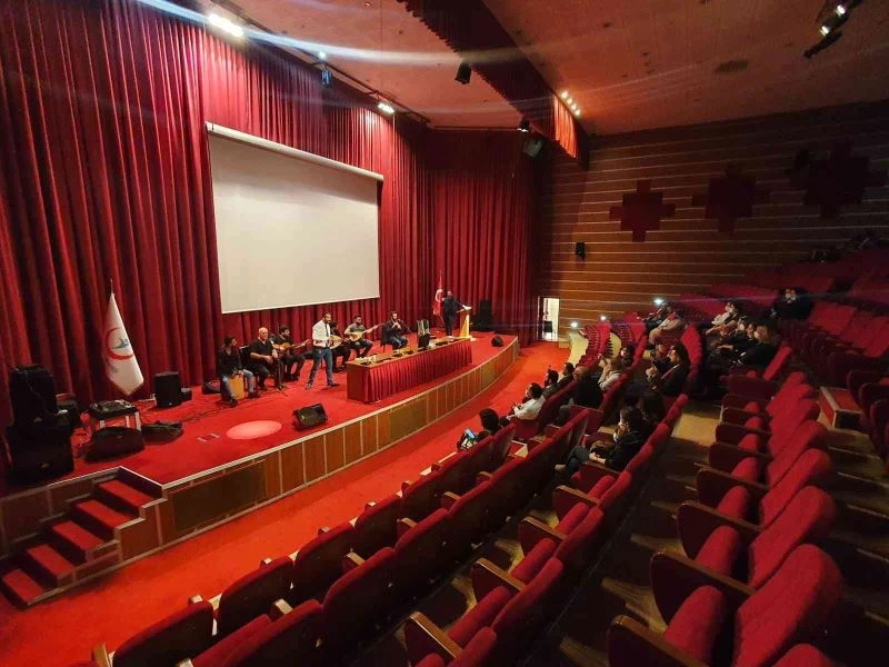 Diyarbakır’da hastane çalışanlarına müzikli moral
