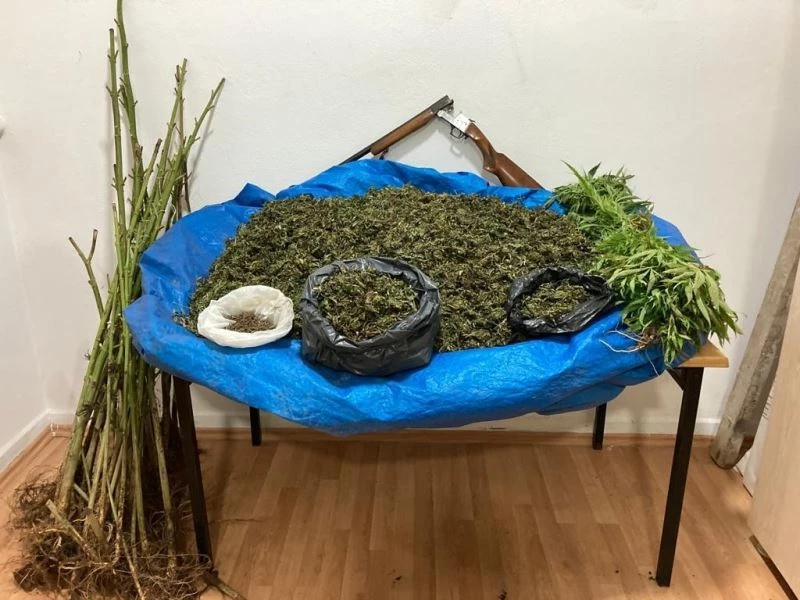 Jandarmanın 8 kilo esrarla yakaladığı şahıs tutuklandı
