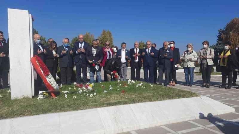 CHP, Bülent Ecevit’i ölüm yıl dönümünde kabri başında andı
