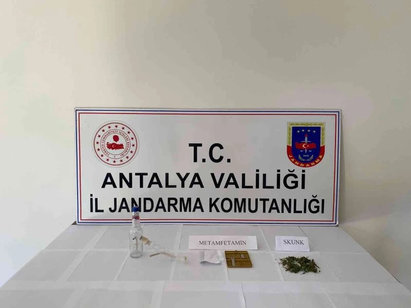 Uyuşturucu operasyonuna gittikleri evde 2 ayrı suç dosyasından aranan zanlıyı yakaladılar
