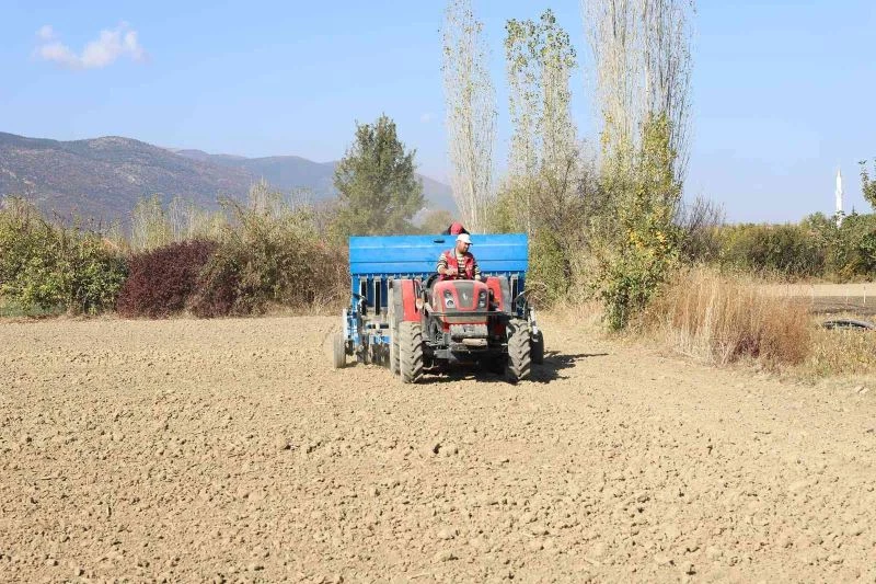 Konya Büyükşehir’den sarımsak yetiştiricisine makine desteği

