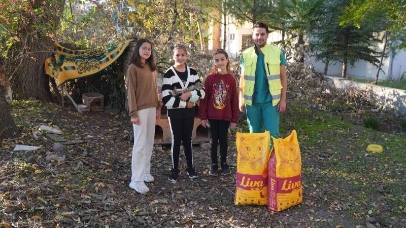 Balıkesir Büyükşehir, hayvansever çocukların yüzünü güldürdü
